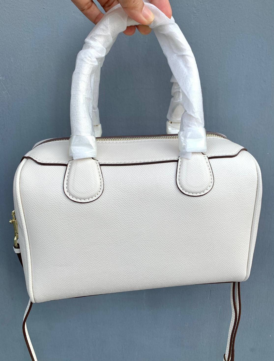 รุ่นอะไหล่ทองเข้าแล้วจ้าา ห้ามพลาดค่ะ Coach Bennett Boston Bag in Crossgrain Leather ((32202)) พร้อมส่ง รุ่นที่สาวๆหลายๆคนถามถึงกันค่า! กระเป๋าทรงหมอน หนังแท้ ลายหนังสวยมากค่ะ ไม่ว่ายุคไหนๆก็สวย ดูดี ทรงฮิตในตำนานค่ะ ✔️อะไหล่ทองหรูสวย เปิดปิดกระเป๋