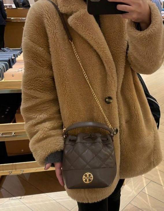 น้องสวยเกินเบอร์ คุณภาพแน่น จำนวนจำกัด! TORY BURCH MINI WILLA BUCKET BAG พร้อมส่งที่ไทย แนะนำต้องมีค่า กระเป๋าทรงจนมจีบ หนังแกะแท้((หนังแกะจะมีคุณภาพดีและแพงกว่าหนังวัวนะคะ)) ลายหนังสวย เดินด้ายลายนวม สัมผัสแล้วสาวๆหลงรักแน่นอนค่าา