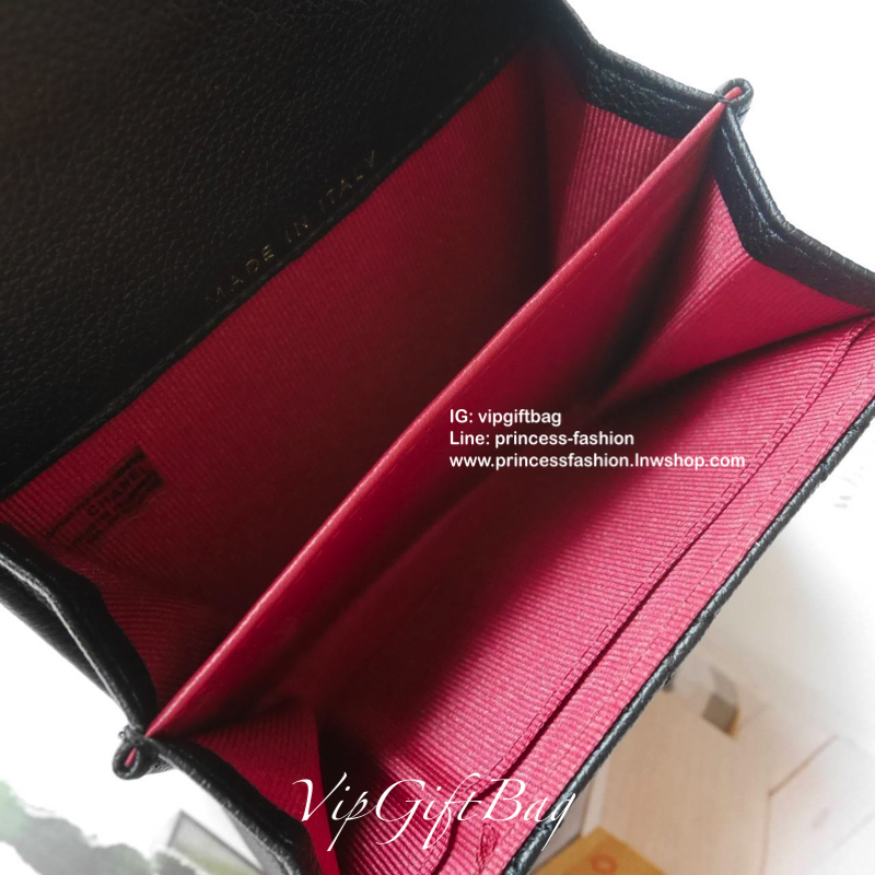 พร้อมส่งที่ไทยแล้วค่ะ♡♡ กับ กระเป๋าสตางค์แบบพับใบสั้น แนะนำรุ่นนี้คะ งานพรีเมี่ยมกิ้ฟท์จากเค้าเตอร์ต่างประเทศ **ทรงขายดี หนังสัมผัสลายด้าน จากแบรนด์ CHANEL (GWP) ด้านหน้ามีโลโก้แบรนด์ CC สีทองหรู **อะไหล่สีทองทั้งใบ เปิดปิดด้วยกระดุม ปั้มทอง