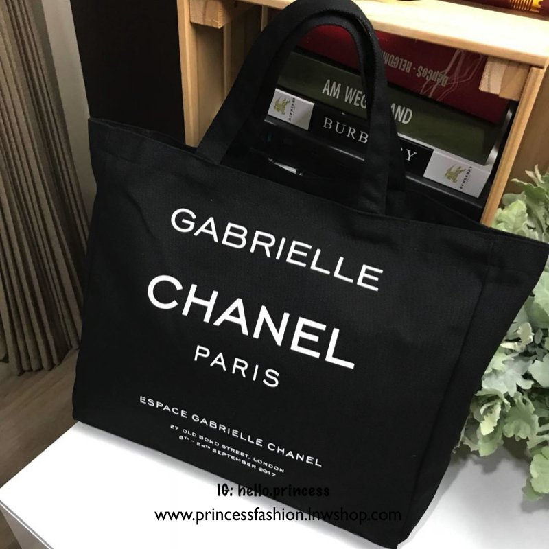 Chanel Canvas Shopping Bag Gift With Purchase (GWP) กระเป๋าสะพายทรง Shopping VIP. gift จาก Chanel Perfume วัสดุ Canvas เนื้อหนา คุณภาพ พิมพ์ลายเเบรนด์ทั้ง 2 ด้าน ดูมีดีเทล จุมาก ใส่ A4, Laptop น้ำหนักเบา Must Have !