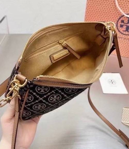 TORY BURCH T MONOGRAM JACQUARD SHOULDER BAG กระเป๋าสะพายข้าง Tory 😍😍 ใบเล็กซิปบน ลายT โมโนแกรม อะไหล่ทองมาใหม่ มาพร้อมสายสะพายยาว2 สาย งานจริงสวยทุกมุมงานปั้มแบรนด์ทุกจุด