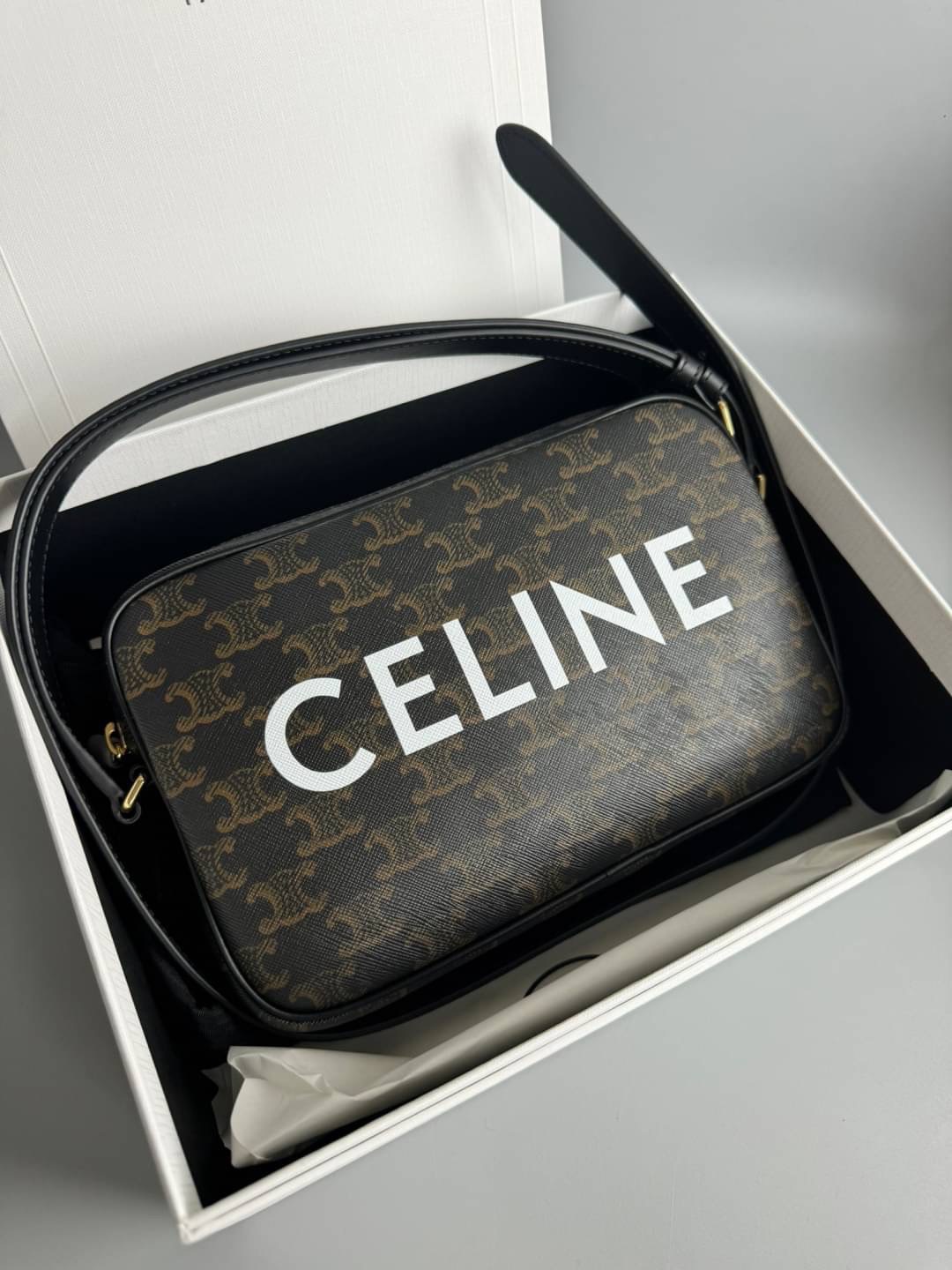 CELINE MEDIUM MESSENGER BAG IN TRIOMPHE CANVAS WITH CELINE PRINT เกรดท็อปออริ 1:1 เกรดดีสุด สลับแท้ หนังแท้และแคนวาสแท้ ใช้งานต่างประเทศได้ ภาพถ่ายจากงานจริง