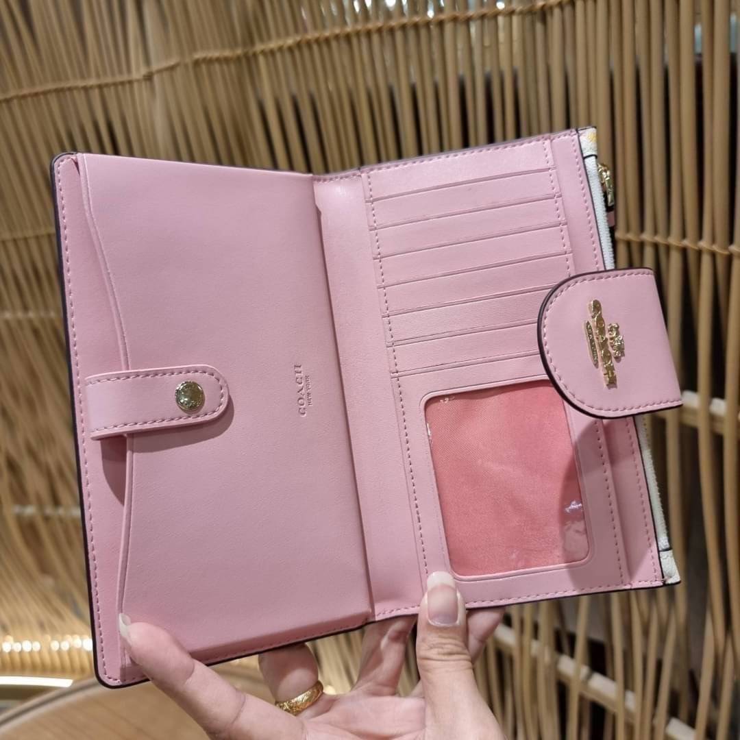 COACH C3371 TECH PHONE WALLET WITH SPACED WILDFLOWER ดีไซน์ใหม่ คอลเลคชั่นสวยหรู กระเป๋าสตางค์พร้อมสายคล้องมือ ง่ายต่อชีวิตมากจ้า!! มันดีอะไรเบอร์นี้ ใส่ได้ทั้งบัตร และโทรศัพท์ก็ใส่ได้ทุกรุ่น แถมยังมีช่องซิปแยกไปอีก ช่องเยอะไม่ต้องห่วงจริงๆ วัสดุหนังแคนวา