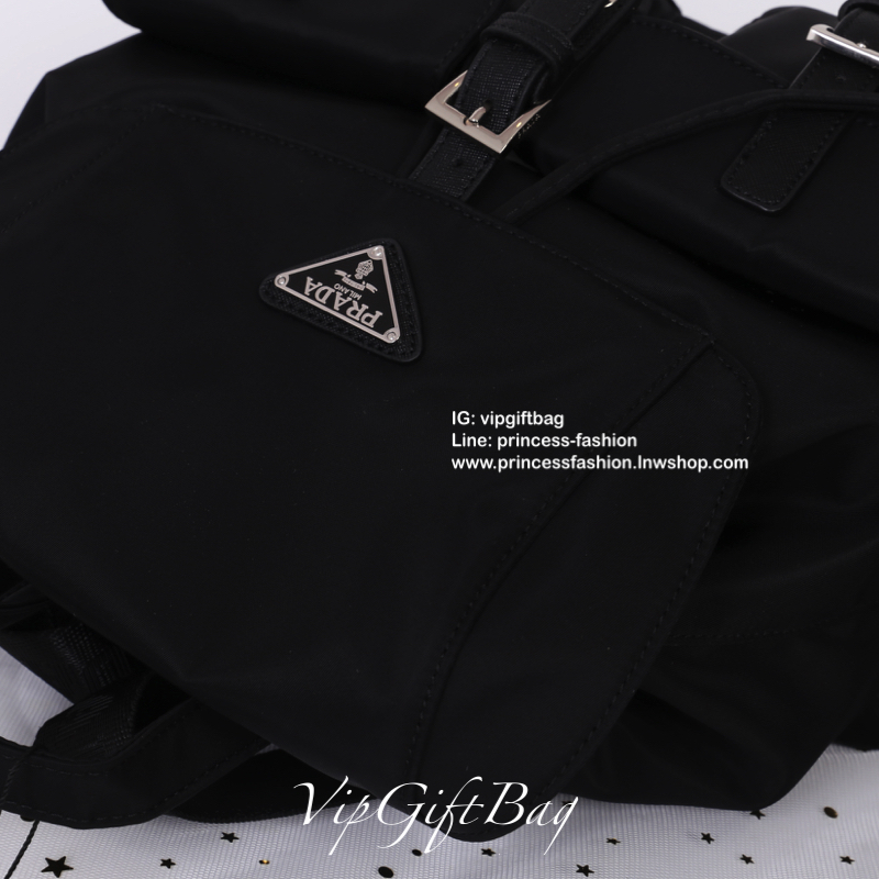 PRADA premium gift Nylon Backpack With Pocket วัสดุผ้าไนล่อนกันน้ำเนื้อหนาอย่างดี ใบนี้ ดีไซต์สวยเก๋ งานดีมากๆ อะไหล่แบรนด์ทุกจุด ใบนี้เก๋ตรงที่ เป็นเป้แบบหูรูด ทรงสวยน่ารัก แถมยังมีเปิดปิดด้วยกระดุมแม่เหล็กและแต่งด้วยเข็มขัดปรับได้ด้วย ด้านหน้ามีกระเป๋าอ