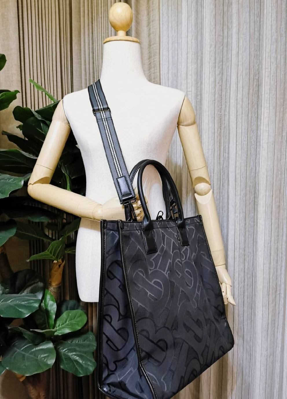 VIP 】ห้ามพลาด! พร้อมส่ง Rare Items! NEW ARRIVAL! BURBERRY FRAGRANCES MONOGRAM TOTE BAG VIP GIFT WITH PURCHASE (GWP) Limited Edition จาก BURBERRY PURFUME COUNTER วัสดุหนังแท้และ POLYAMIDE ขึ้นลาย TB Monogram ประดับโลโก้ด้านหน้า ใบใหญ่จุใจ ใส่หนังสือ เอกสาร