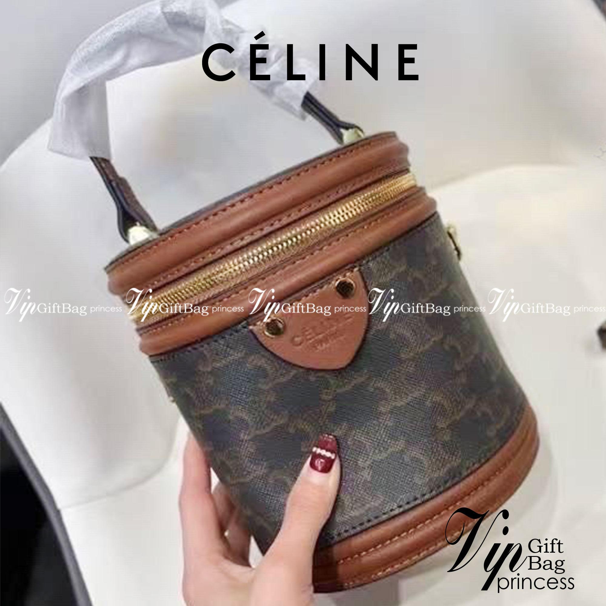 Celine Bucket Bag Canvas สำหรับ Collection กระเป๋าทรงบัคเก็ตสะดุดตาดีไซน์สวยงาม ซิปรอบหูจับแข็งแรง สะท้อนความวินเทจผสมผสานดีไซน์กระเป๋าที่ทันสมัย ตอบโจทย์สาวหัวสมัยใหม่ที่เบื่อ ลายแคนวาสสวยชัด การตัดเย็บประณีต มาพร้อมสายสะพายยาว อะไหล่สีทอง ใครมองหากระเป๋