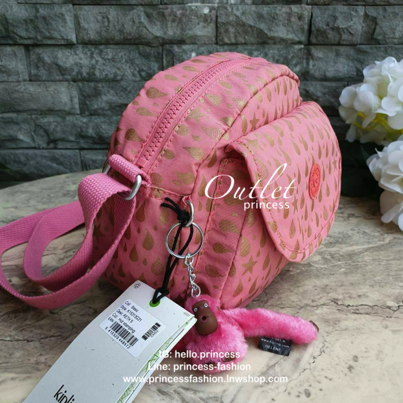 Kipling nylon shoulder bag รุ่น ( K15313 ) >>พร้อมส่งค่ะกระเป๋าสะพายข้างรุ่นใหม่ล่าสุด วัสดุไนล่อน กันน้ำ บุด้วยนวมที่ฐานกระเป๋าเพิ่มความนุ่ม >>รูปทรงสวย ขนาดกระทัดรัด มีช่องกระเป๋าด้านหน้าใส่ของจุกจิกหนึ่งช่อง >>มีช่องซิปหลักนะค่ะ ด้านใ