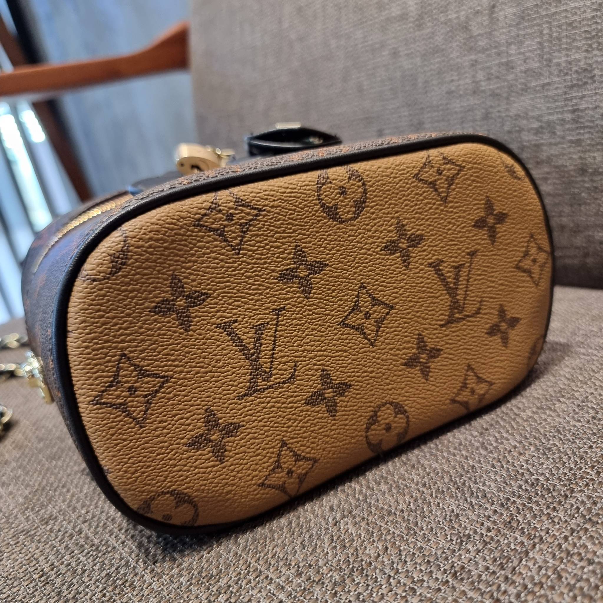 LV EXCLUSIVE VIP COSMETICS GIFT BOX กระเป๋าถือ/สะพาย สวยอยู่ทรง มาพร้อม box set สุดหรู adapt ใช้เป็นกระเป๋าเก็บเครื่องสำอางค์ ถือเชิดๆ หรือสะพายเลิศๆ ไปเที่ยว ไปไหนๆก็ดูแพง!! สวยจริงจัง!! พิเศษ!! มาพร้อมแม่กุญแจล็อคครบชุด และพวงหนังห้อย คุ้มมากๆแม๊!! ทุกด