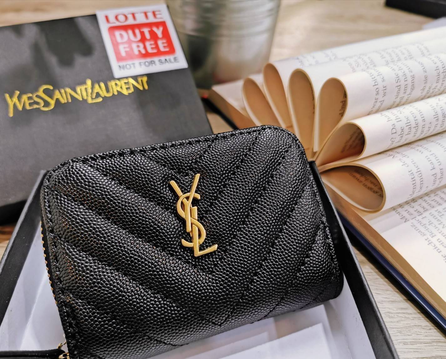 พรีเมี่ยมกิ๊ฟแท้ 100% 】YVES SAINT LAURENT YSL BEAUTY ZIP POUCH VIP GIFT WITH PURCHASE (GWP) พรีเมี่ยมกิ้ฟ Limited Edition จาก YSL Lotte Duty Free Korea วัสดุหนังคาร์เวียร์ขึ้นลายสวยอยู่ทรงคลาสสิค