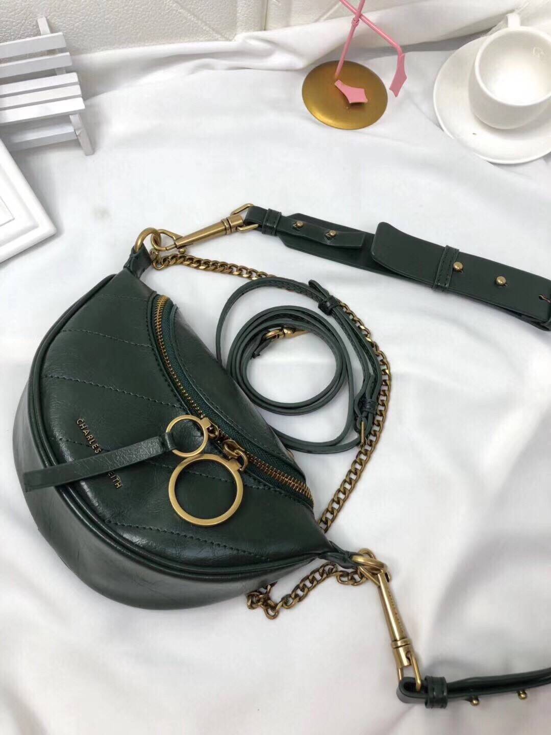 CHARLES & KEITH WRINKLED EFFECT RING ZIP TASSEL CROSSBODY BAG กระเป๋าสะพาย/คาดเอว/คาดอกรุ่นใหม่ล่าสุด เปิด-ปิดด้วยซิป ภายในโล่งกว้างมีช่องเล็กใส่บัตร จุของได้เยอะดีไซต์เก๋ไม่ซ้ำใคร สามารถสะพายได้หลายแบบไม่จำเจ ราคาสุดคุ้มห้ามพลาดค่ะ