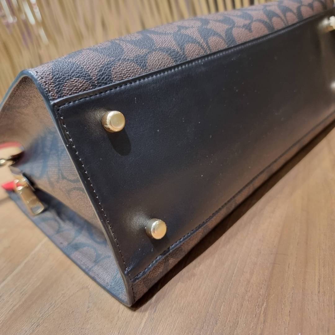 COACH C4075 TATUM CARRYALL IN SIGNATURE CANVAS คอลเลคชั่นใหม่ล่าสุด จัดมาให้ได้สวยก่อนใคร สวยหรูทุกสี!! ลุคผู้ดีต้องมาอีกหนึ่ง กระเป๋าสะพายทรงสวย ที่มาพร้อมสายสะพายไหล่ในตัว และสายครอสบอดี้สำหรับสะพายข้าง วัสดุหนัง crossgrain สวยคมมากๆ ตัวกระเป๋าถูกแบ่งเป