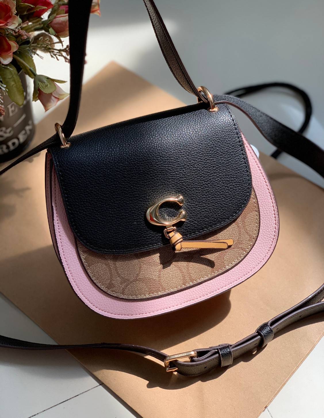 OUTLET 】COACH REMI SADDLE BAG IN COLORBLOCK ((1330)) รุ่นแนะนำ คลาสสิคน่าใช้มากๆ วัยใสๆใช้ดีค่ะ 😘 พร้อมส่งที่ไทยอีกครั้ง! กระเป๋าสะพายข้าง//ครอสบอดี้ร์//หรือทบเป็นสายคู่สะพายไหล่ได้ค่ะ แล้วแต่ชอบเลยค่ะ! วัสดุหนังแท้ ลายหนังสวยมากๆค่ะรุ่นนี้ หลงรัก