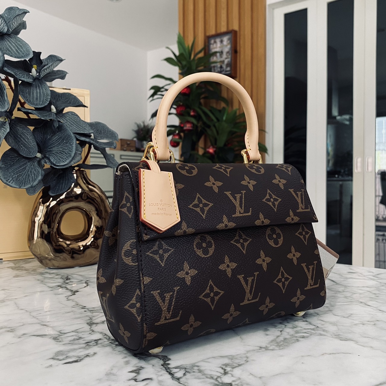 LV Cluny Mini Monogram Canvas Bag 20cm กระเป๋าถือใบเล็กแสนน่ารัก ลายโมโนแกรมแคนวาสสุดไอคอนิก พร้อมสายสะพายผ้าทรงสปอร์ต คอลขายดีตลอดกาล หูจับในตัว น้ำหนักเบา เป็นไอเท็มที่แมทช์ได้กับทุกสไตล์การแต่งตัว ราคาสุดคุ้ม