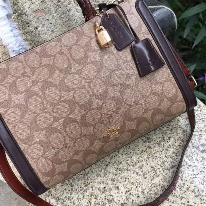 COACH ZOE CARRYALL IN SIGNATURE CANVAS เดอะเบสท์แห่งปี ต้องยกให้พี่คนสวยใบนี้เลย!! รุ่นที่สาวๆตามหา หายากอีกหนึ่ง กระเป๋าถือ/สะพายทรงสวย คลาสสิค ใบใหญ่จุคุ้ม มีดีเทลน่ารักๆที่แม่กุญแจ สามารถล็อคหัวซิปได้ กุญแจซ่อนในพวงหนังห้อยก็น่ารักไปอีก ภายในโล่งกว้าง 