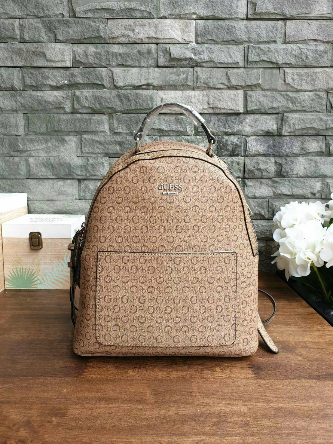 GUESS WOMAN'S BACKPACK กระเป๋าสะพายเป้ขนาดกำลังดี วัสดุหนังแกะสังเคราะห์ โลโก้รอบใบ หนังสวย น้ำหนักเบามากกกๆ!! กันน้ำ ทำความสะอาดง่าย มีหูหิ้วเเละสายสะพายหลังเลื่อนปรับได้ 5 ระดับ ด้านหน้าประดับโลโก้แบรนด์ อะไหล่เงิน และ มีช่องใส่ของ 1 ช่อง เปิดปิดด้