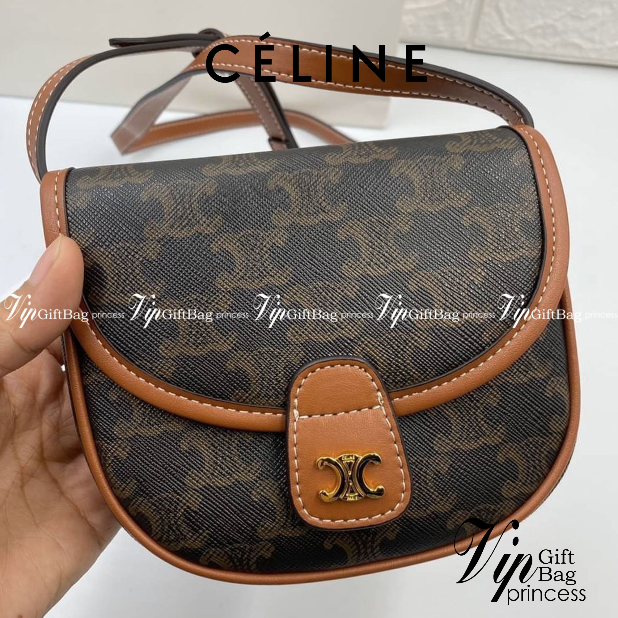 หนังแท้ CELINE MINI BESACE IN TRIOMPHE CANVAS AND CALFSKIN / CELINE CROSSBODY BAG กระเป๋าทรงครอสบอดี้ ลายโมโนแกรมวินเทจ รุ่นที่ดาราเกาหลีใช้กันเยอะมาก และเป็นอีกหนึ่งใบที่ครองใจสาวๆ ทั้งในไทยและเทศ วัสดุหนังแท้ทั้งใบ ขนาดกำลังดี น้ำหนักเบา รูปทรงน่ารักมาก