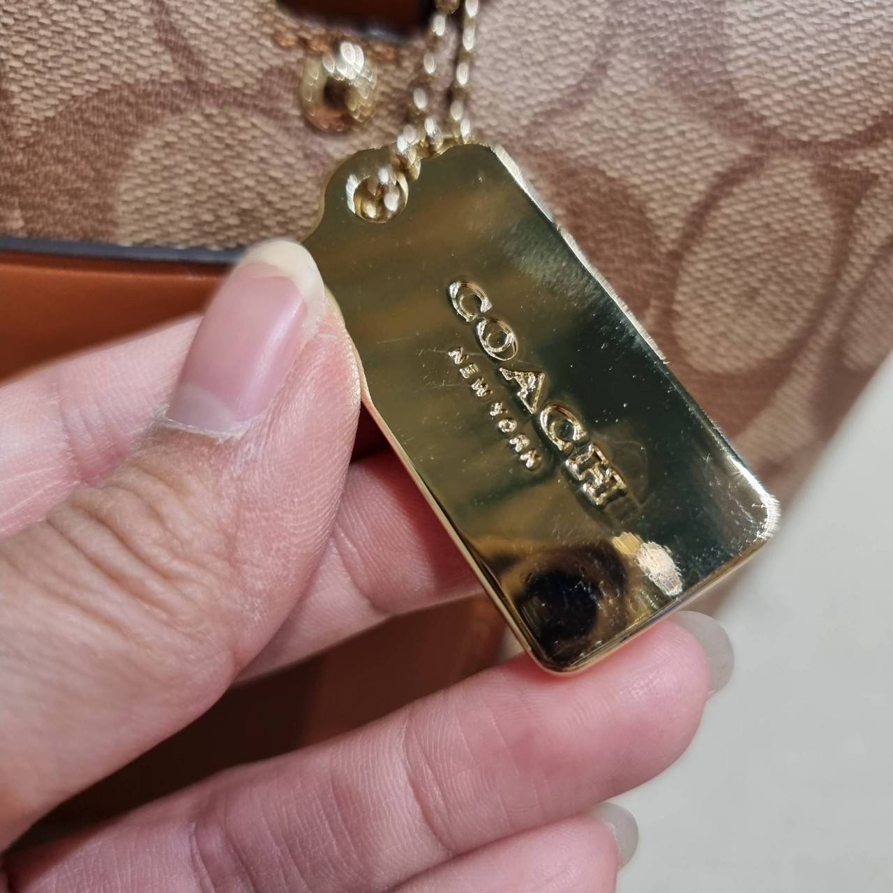 COACH F38089 MINI EMMA SATCHEL IN SIGNATURE CANVAS รุ่นหายาก รุ่นที่สาวๆตามหา จัดมาให้สมกับที่รอคอยกันไปเลยจ้า!! เป็นรุ่นที่ดีไซน์ออกมาให้ใช้งานง่าย สะดวก สวย หรู ดูดี!! กระเป๋าสะพายทรงสวย วัสดุหนังแคนวาสเคลือบลาย มาพร้อมสายสะพายข้างและหูจับในตัว ถอดออกถื