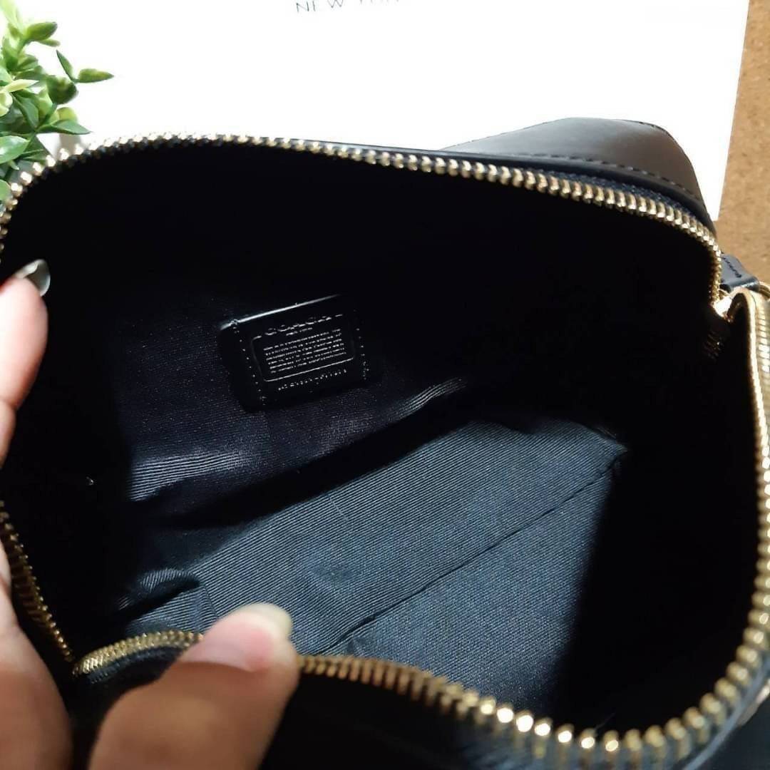 COACH BENNETT CROSSBODY IN SIGNATURE CANVAS กระเป๋าสะพายข้าง รุ่นหมอนไร้หูในตำนาน!! คัมแบคจ้า กลายเป็นรุ่นที่ตามหากันไปแล้วน้า ด้วยทรงที่คลาสสิค บวกดีไซน์เรียบแต่แฝงความหรู ใครๆก็หลงรักแหละ!! ดูออก!! วัสดุหนังแคนวาสเคลือบคุณภาพดี เปิด-ปิดด้วยซิป มาพร้อมสา