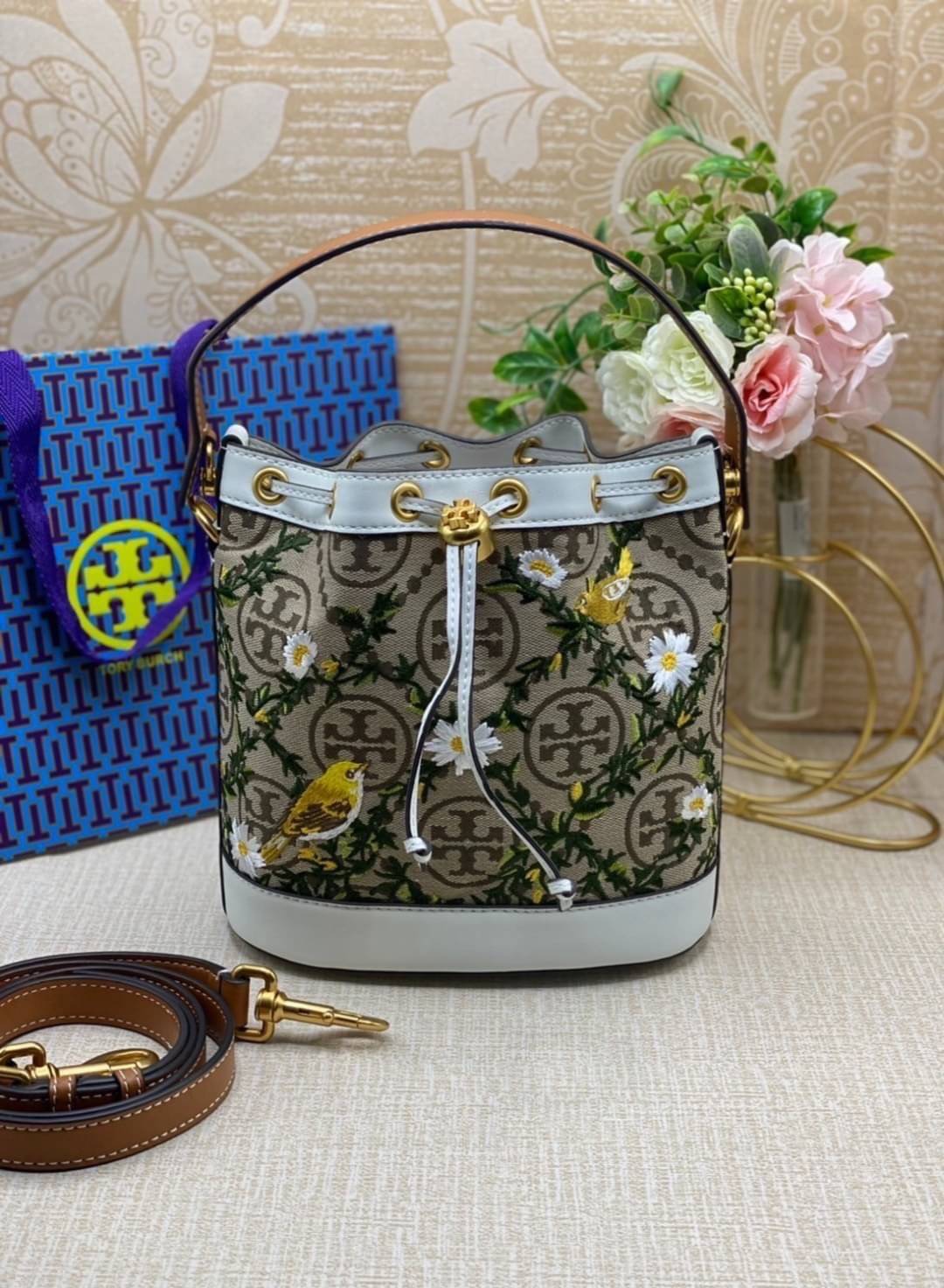 TORY BURCH T Monogram Jacquard Embroidered Bucket Bag แรร์ไอเท็มรุ่นยอดฮิต ใบใหญ่ไซส์กำลังดี!! ที่สุดของรุ่นที่ตามหา!! สวยสุดกับดีไซน์ลายปัก ที่ดูแพง!! กระเป๋าบัคเก็ตทรงสวย