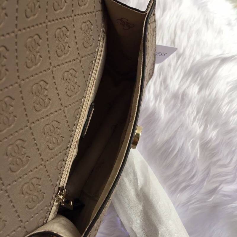 Guess Rayna Logo-Embossed Mini Crossbody กระเป๋าสะพายข้างทรง ครอสบอดี้ วัสดุหนัง pu ปั้มลาย Signature รอบใบรวมถึงสายยาว สวยตั้งอยู่ทรง ด้านหน้ามีโลโก้แบรนด์ เปิดปิดด้วยฝาปิดกระดุมแม่เหล็กซับในลายแบรนด์ มีช่องใส่บัตร ใส่มือถือ ของใช้จุกจิกได้เยอะ น้ำหนักเบ