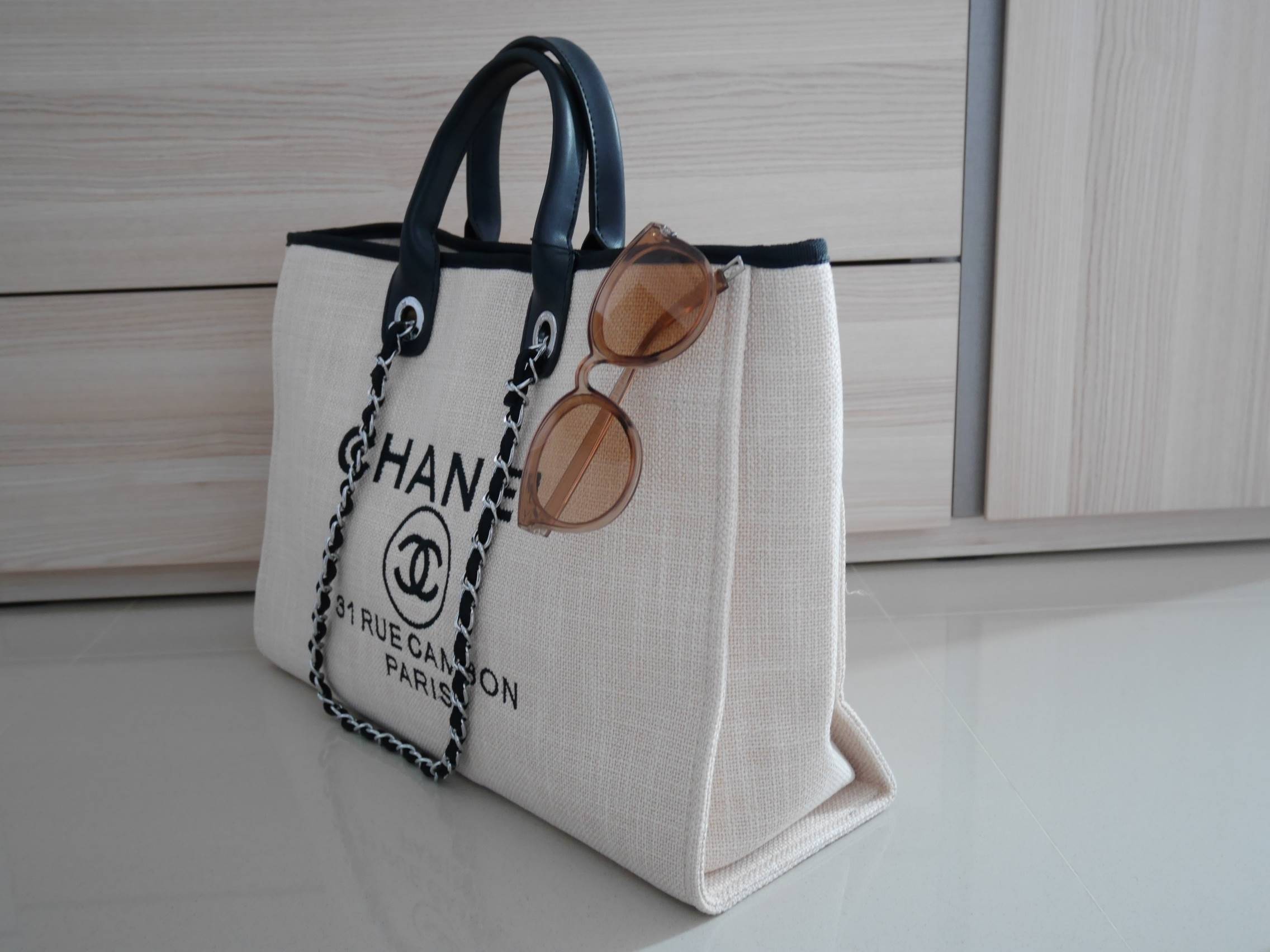 How Cute! 🎄🎄 รุ่นใหม่ล่าสุด!! ที่สาวๆรอคอย Chanel tote canvas bag จากงานพรีเมี่ยม VIP GIFT รุ่นดังเลยค้า Size ใหญ่อลัง บอกเลยว่า **งานดีที่สุด ตัวกระเป๋า กระเป๋าผ้าเป็นผ้า canvas เนื้อดีสมราคา สัมผัส นุ่มลื่นมือมากกกก อะไหล่เงินปั้มแบรนด์แ