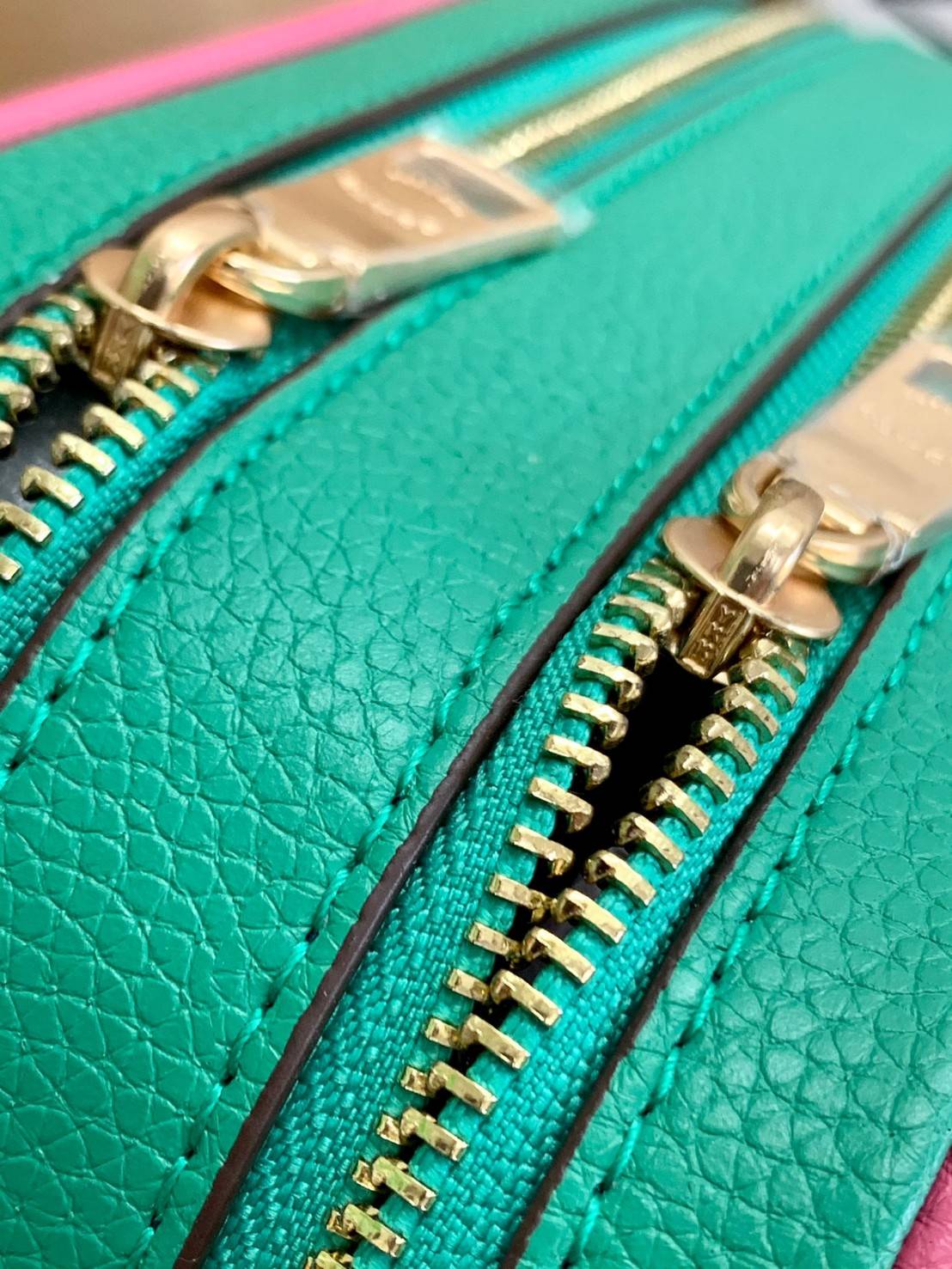 COACH JES CROSSBODY IN COLORBLOCK((72704)) พร้อมส่งอีกครั้ง ห้ามพลาดก่อนหมดค่ะ! กระเป๋าสะพายข้าง//หรือครอสบอดี้ร์ หนังแท้นิ่ม ลายหนังสวยงาม ด้านหน้ามีโลโก้แบรนด์แบบรถม้าเก๋ไก๋ค่ะ มี2ช่องซิปหลักให้ใส่ของ;สามารถใส่กระเป๋าเงินใบยาวได้;ของอื่นๆได้หลายอย่างเลย