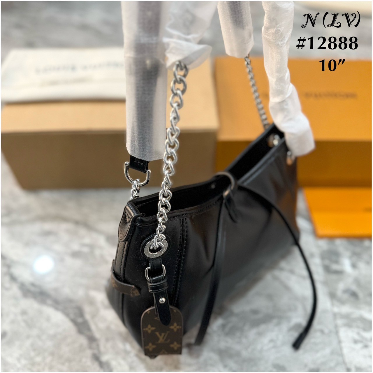 LV CarryAll BB Bag กระเป๋าสะพายสุดไอคอนิกผสานสไตล์ล้ำสมัยเปี่ยมฟังก์ชัน ไซส์ใหม่ล่าสุด กะทัดรัดใช้งานได้คล่องตัวมากขึ้น ดีไซน์สีดำคลาสสิค