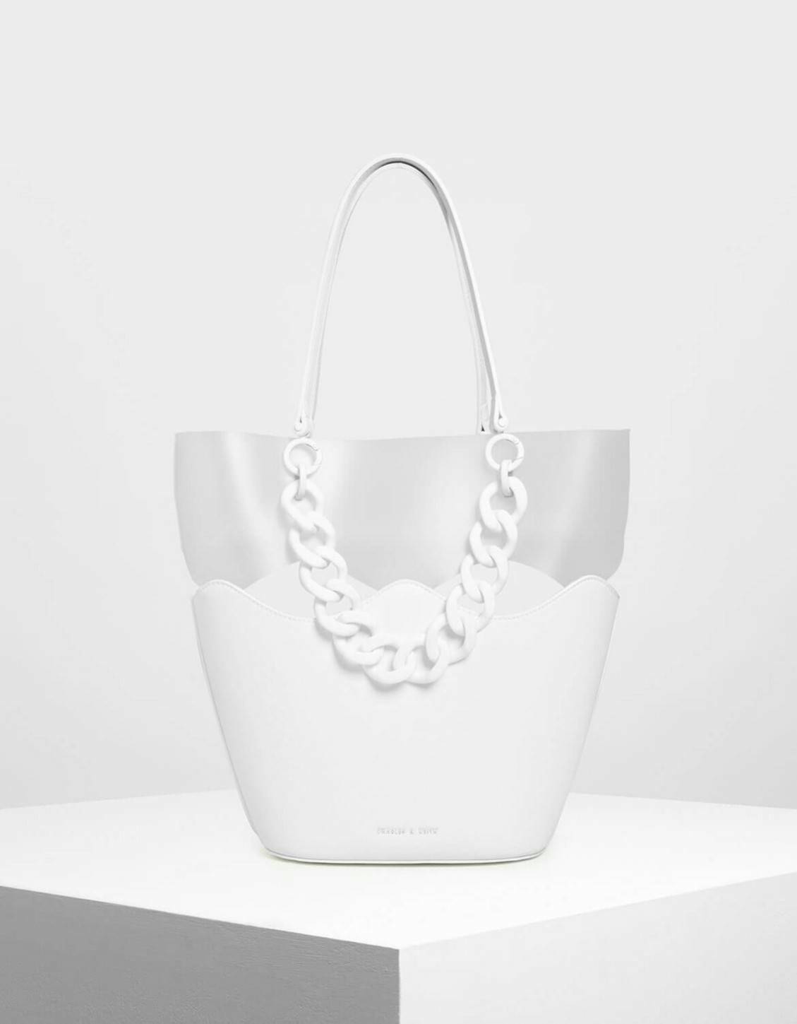 CHARLES & KEITH รุ่น CHUNKY CHAIN TOTE BAG CK2-30270180_MOSS ราคาปกติช้อป ( ฿3,390.00 ) ซื้อ 1 ได้ถึง 2 ใบ รุ่นใหม่ชนช้อป กระเป๋าทรง Tote สีสวยสุดคลาสสิค วัสดุ PVC มาพร้อมใบลูก ภายในโล่ง สายสุดเก๋ มี 2 สาย สายสะพายไหล่ ถอดออกได้ (สายยาวสาวอวบ/ อ้วน ก็เอาอ