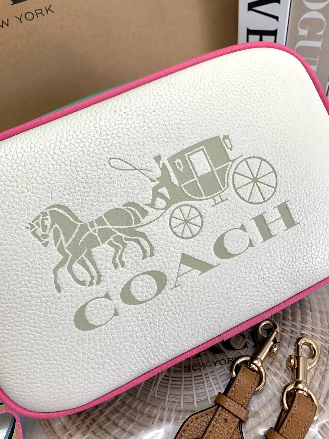 COACH JES CROSSBODY IN COLORBLOCK((72704)) พร้อมส่งอีกครั้ง ห้ามพลาดก่อนหมดค่ะ! กระเป๋าสะพายข้าง//หรือครอสบอดี้ร์ หนังแท้นิ่ม ลายหนังสวยงาม ด้านหน้ามีโลโก้แบรนด์แบบรถม้าเก๋ไก๋ค่ะ มี2ช่องซิปหลักให้ใส่ของ;สามารถใส่กระเป๋าเงินใบยาวได้;ของอื่นๆได้หลายอย่างเลย