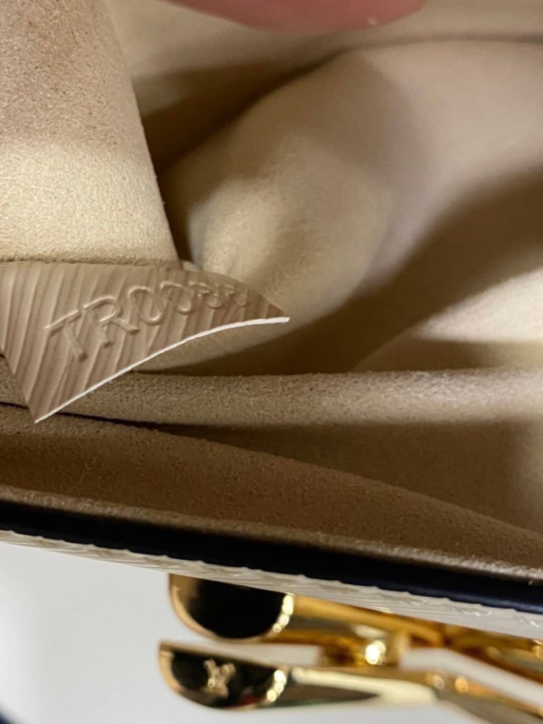 ORI หนังแท้ | LV Twist MM chain bag in grained Epi leather กระเป๋าสะพาย/กระเป๋าถือร พร้อมสายโซ่ หนังลายเกรน Epi โดดเด่นด้วยโลโก้หน้า สวยหรูเป็นเอกลักษณ์ ดีไซน์คัลเลอร์บล็อค สัมผัสโดดเด่นแมตช์กับทุกสไตล์