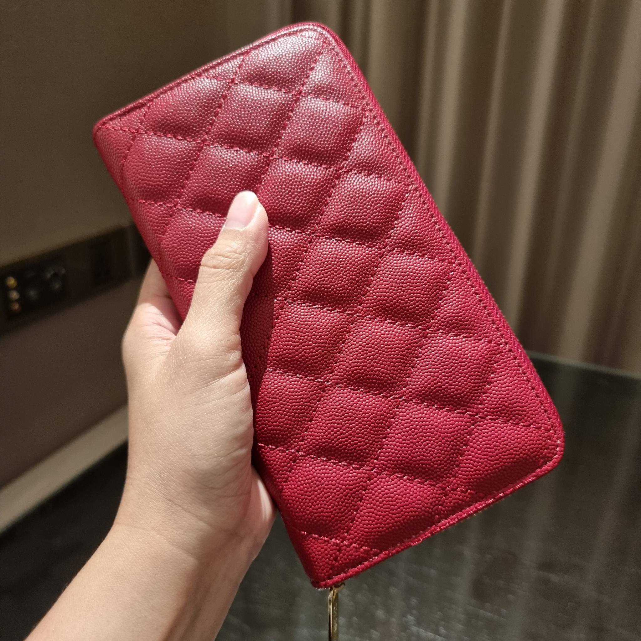 VIP 】กระเป๋าสตางค์ใบยาวรุ่นซิปรอบ สวยรับทรัพย์จาก Chanel วัสดุหนังลายคาร์เวีย ใช้แล้วขับผิวสุดๆ เปิด-ปิดด้วยซิปรูดรอบใบ ใช้งานง่าย ภายในกระเป๋ามีช่องใส่บัตรได้ ใส่ธนบัตรหรือเหรียญได้ มีช่องซิปแยกอีกหนึ่งช่อง ดีไซน์เรียบหรูแบบนี้ สาวๆห้ามพลาดกันน้า!! ซื้อใ