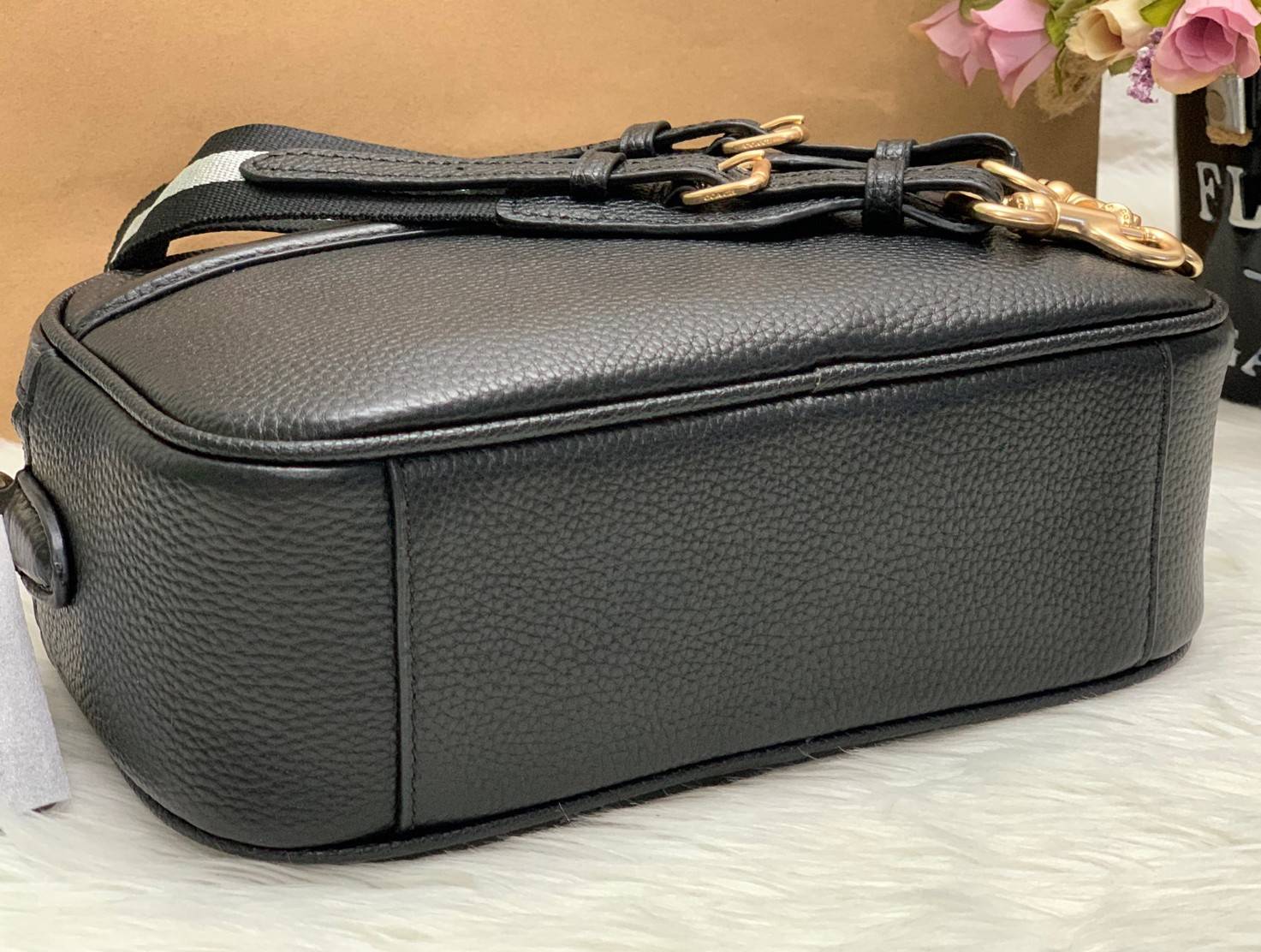 Coach Leather Jes Crossbody in Colorblock ((72704)) กระเป๋าสะพายข้าง//ครอสบอดี้ร์ วัสดุหนังแท้ หนังนิ่มสวยงาม มากๆค่ะ ด้านหน้ามีโลโก้แบรนด์เด่นชัดสะดุดตา ช่องหลักแบ่งเป็น2ซิป แต่ละช่องกว้าง ใส่กระเป๋าเงินใบยาวได้ ของอื่นๆได้จุค่ะ มีช่องเล็กให้ใส่ของจุกจิก