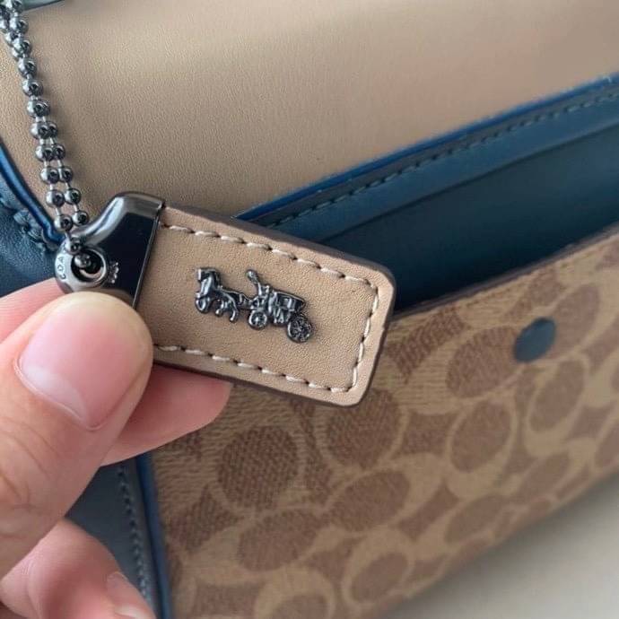 COACH COURIER CARRYALL 23 IN COLORBLOCK SIGNATURE CANVAS พร้อมส่ง 7 แบบ พร้อมส่ง ลุคดูไฮสุดๆค่ะ! กระเป๋าสะพายหนังหรูหราและคลาสสิค หนังแท้ชั้นดีที่สุด น้ำหนักเบา หนังสวยมากก สัมผัสแล้วหลงรักแน่นอนจ้าา😘