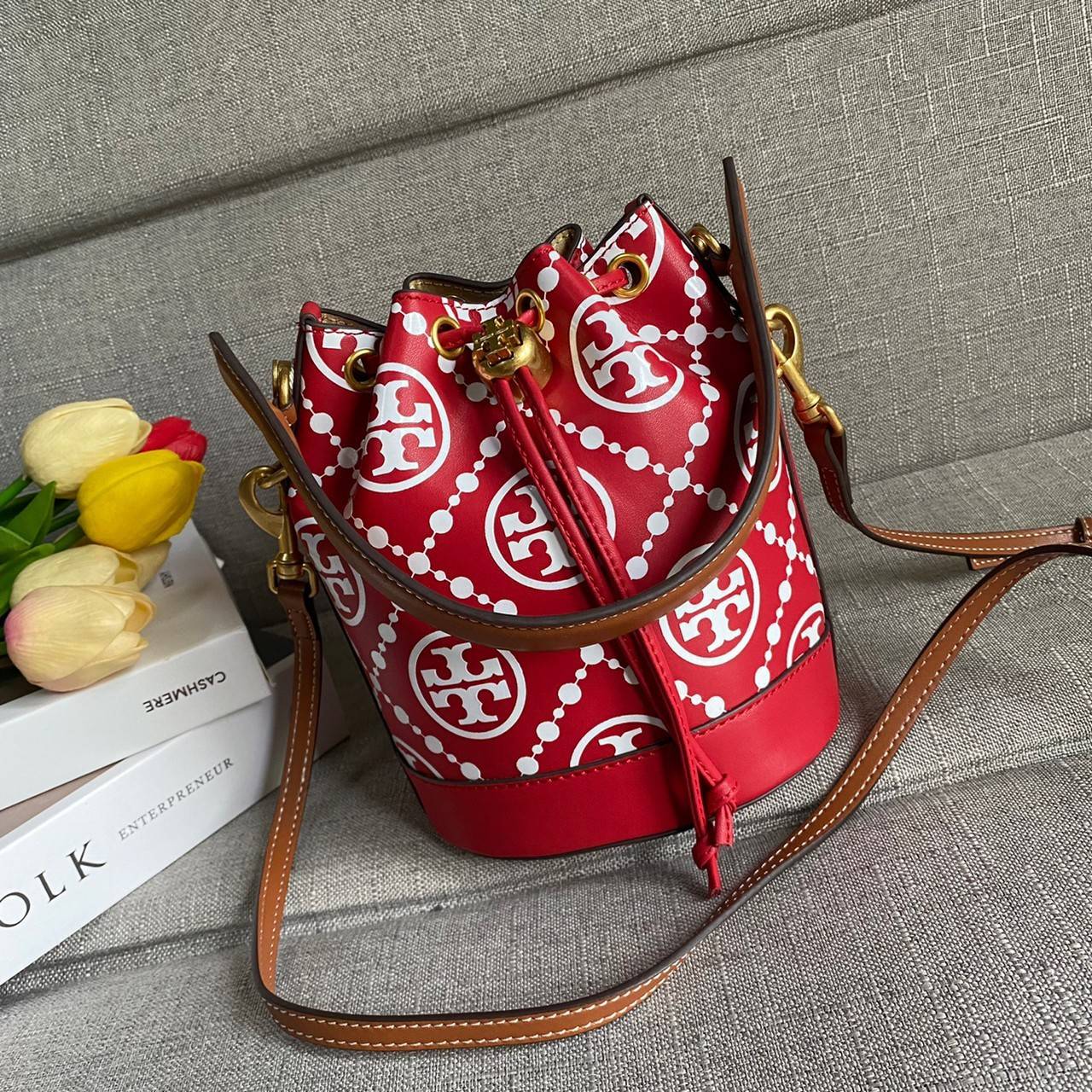 TORY BURCH T Monogram Embroidered Mini Bucket Bag ถูกหรือแพงต้องแดงไว้ก่อนเลยค่ะ ^^ กระเป๋าทรงบักเก็ตใบเล็กน่ารัก สุดหรูหรา ทรงสวย โด่ดเด่นลายพิมพ์ monogram วัสดุหนังอย่างดี เปิด-ปิดแบบหูรูด ล็อดด้วยปุ่ม อะไหล่ทองสวยงาม มาพร้อมสายยาว ปรับสายได้ ถอดสายได้ 