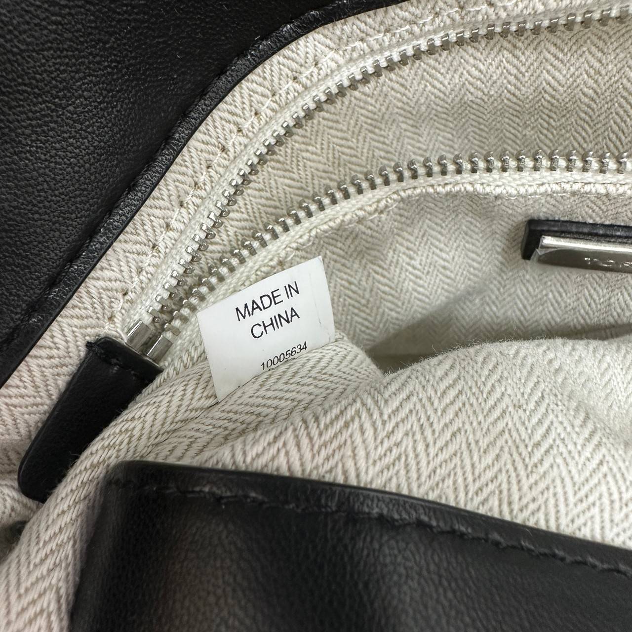 TORY BURCH KIRA CHEVRON CONVERTIBLE SHOULDER BAG กระเป๋าสะพายไซส์ใหญ่ หรูหราสุดคลาสสิก วัสดุหนังแกะทั้งใบ เปิด-ปิดด้วยกระดุมแม่เหล็ก ภายในเป็นช่องโล่ง ใส่ของสำคัญได้ครบ สายสะพายในตัวปรับได้ 2 แบบ สะพายไหล่โซ่คู่หรือจะ ครอสบอดี้ก็เริ่ดคะ