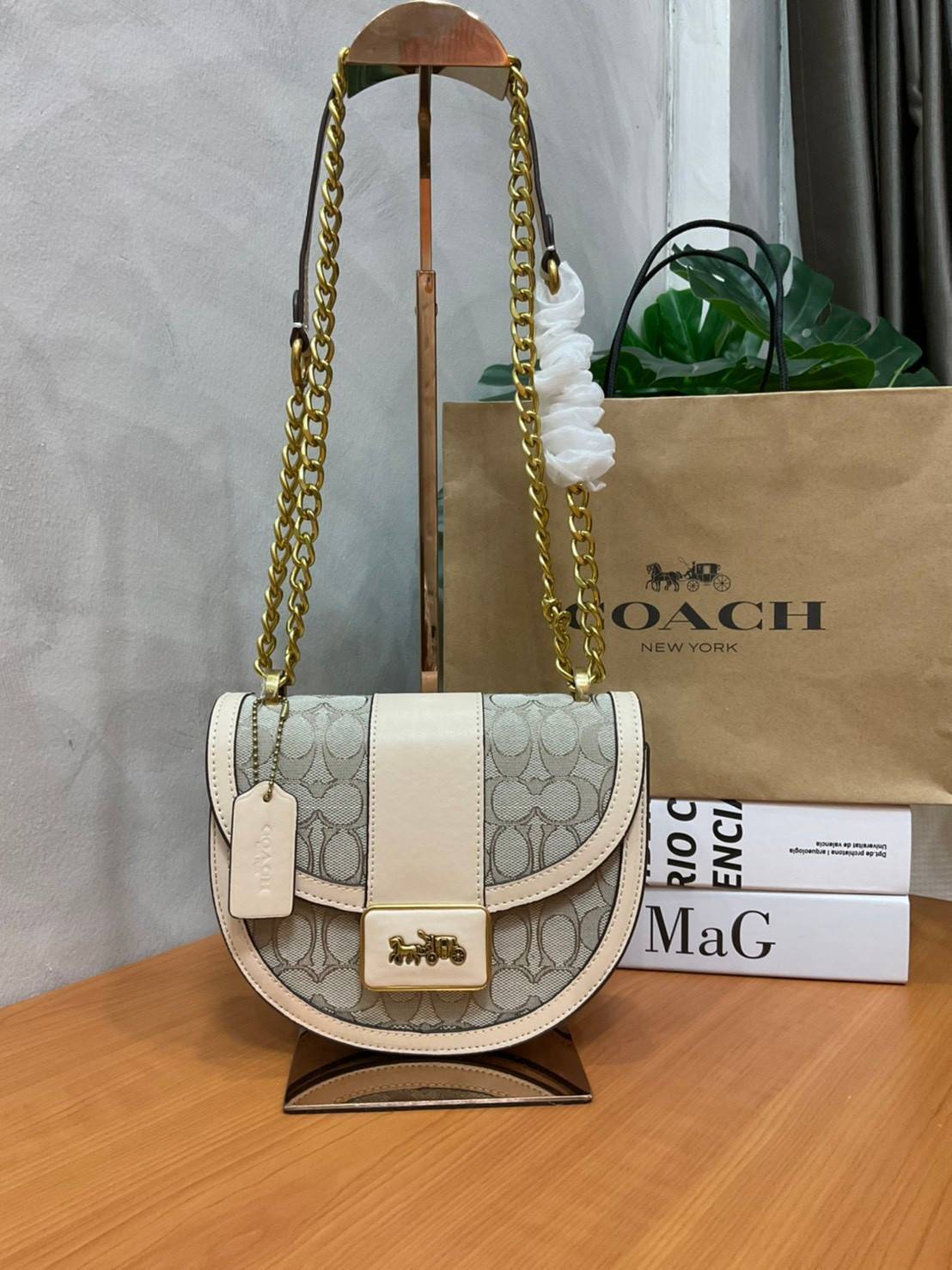 COACH ALIE SADDLE BAG IN SIGNATURE JACQUARD (C4694//C3464) New item!! กระเป๋าสะพายทรง saddle ดีไซน์วินเทจย้อนยุค แฝงความหรูในตัวด้วยอะไหล่สีทองเหลือง โดดเด่นไม่ซ้ำใครแน่นอน วัสดุผ้า jacquard สลับหนังแท้ ภายในเป็นช่องโล่ง มาพร้อมสายสะพายครอสบอดี้ ที่สามารถ