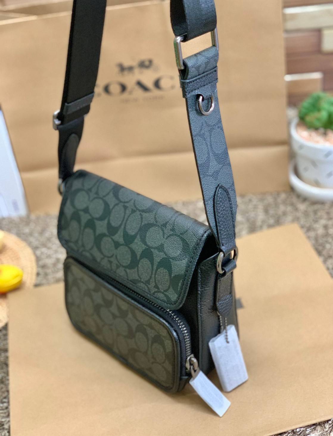 COACH SULLIVAN FLAP CROSSBODY IN SIGNATURE ((C9870)) ความเท๋ ความหล่อ ยกให้รุ่นนี้เลยค่าา พร้อมส่งก่อนใคร! ทรง สวยเก๋ กระเป๋าสะพายแบบครอสบอดี้ร์ของคุณผู้ชายเค้าเลยค่ะ หนังแท้2แบบสวยงาม น่าใช้มากๆ