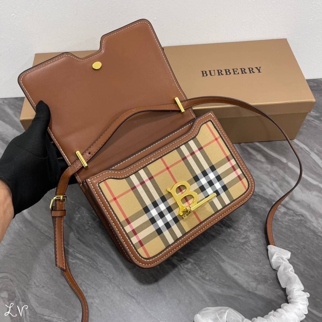 BURBERRY FRAGRANCES CROSSBODY BAG / BURBERRY SMALL CHECK CANVAS AND LEATHER TB BAG เบสท์ไอเท็ม!! คอลเลคชั่นที่ปังตลอดปี รอบนี้ออกแบบสไตล์ผู้ดีอังกฤษ
