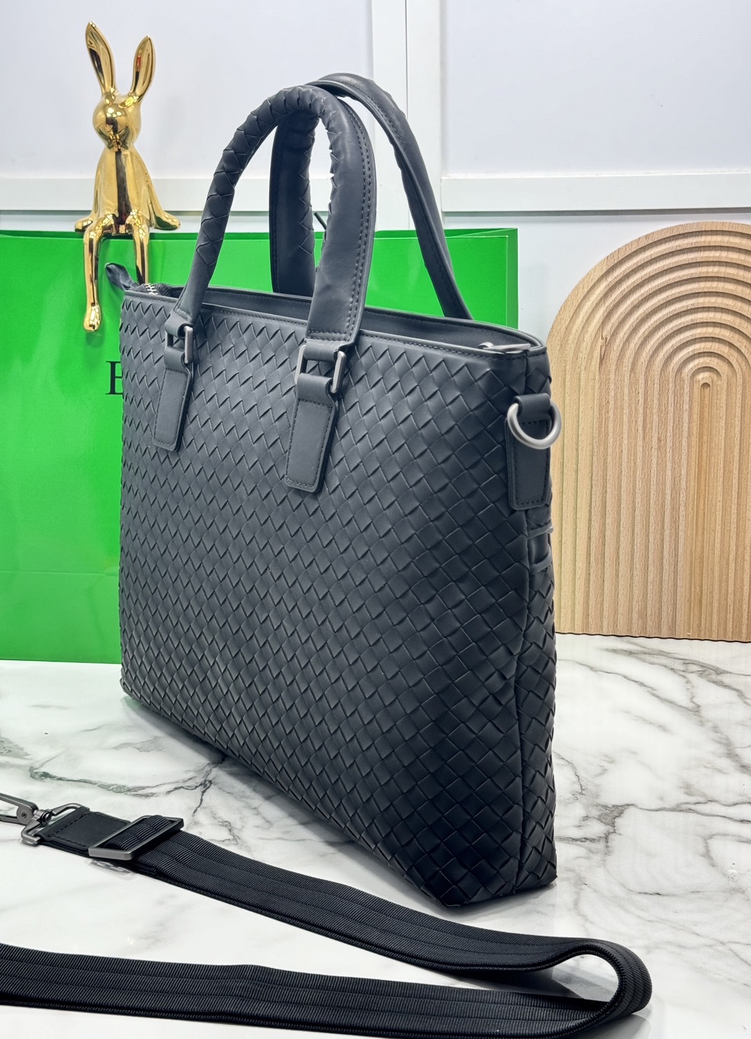 ORI หนังแท้ | Bottega Getaway Slim Intrecciato Leather Briefcase / Bottega Messenger Bag กระเป๋าใส่เอกสาร กระเป๋าทรงแมสเซ็นเจอร์ สวยเรียบหรูคลาสสิกเป็นเอกลักษณ์ โดดเด่นด้วยงานสานตาราง ดีไซน์เรียบง่าย แต่ดูแพง ไอเท็มสุดปัง!!