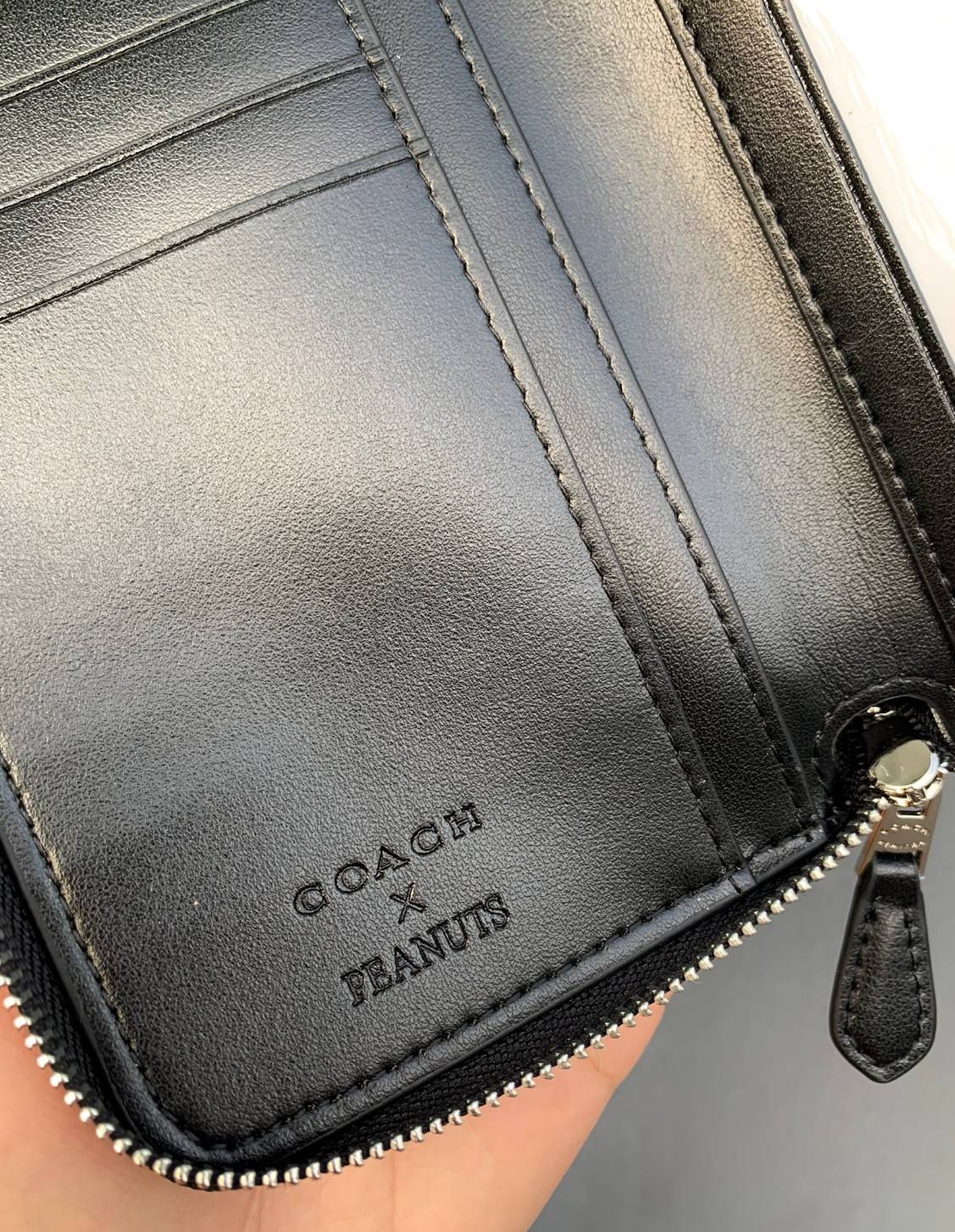 ทั้งสวย ทั้งน่ารัก อดใจไม่อยู่จ้าา💋COACH X PEANUTS MEDIUM ID ZIP WALLET WITH SNOOPY PRINT ((C4123)) 📣พร้อมส่งค่ะ! กระเป๋าเงินใบกลาง ขนาดพอดีๆ 🔺ตัวกระเป๋าทั้งใบปริ้นลายการ์ตูนSnoopy ดูซุกซน น่ารักมากๆค่ะ