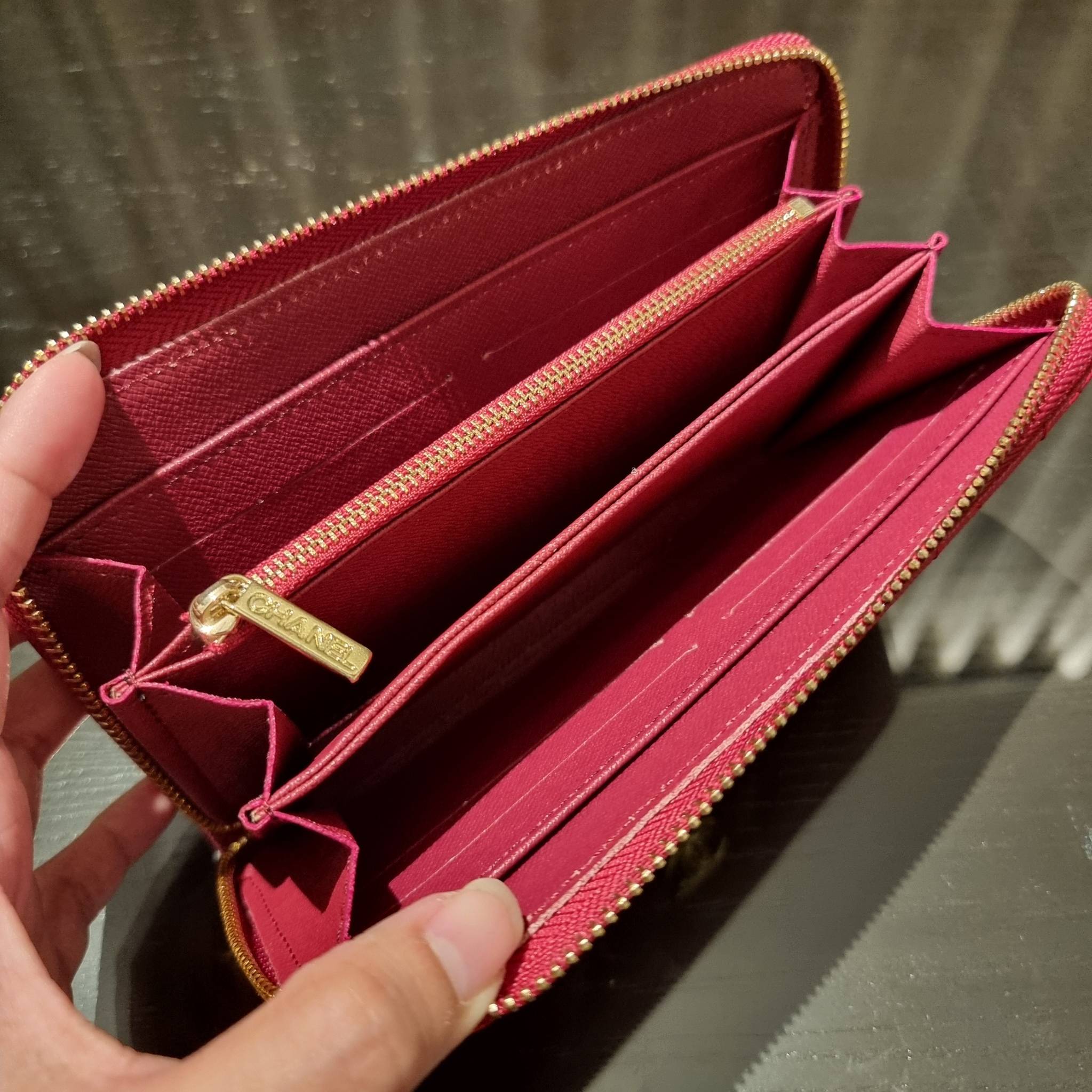 VIP 】กระเป๋าสตางค์ใบยาวรุ่นซิปรอบ สวยรับทรัพย์จาก Chanel วัสดุหนังลายคาร์เวีย ใช้แล้วขับผิวสุดๆ เปิด-ปิดด้วยซิปรูดรอบใบ ใช้งานง่าย ภายในกระเป๋ามีช่องใส่บัตรได้ ใส่ธนบัตรหรือเหรียญได้ มีช่องซิปแยกอีกหนึ่งช่อง ดีไซน์เรียบหรูแบบนี้ สาวๆห้ามพลาดกันน้า!! ซื้อใ