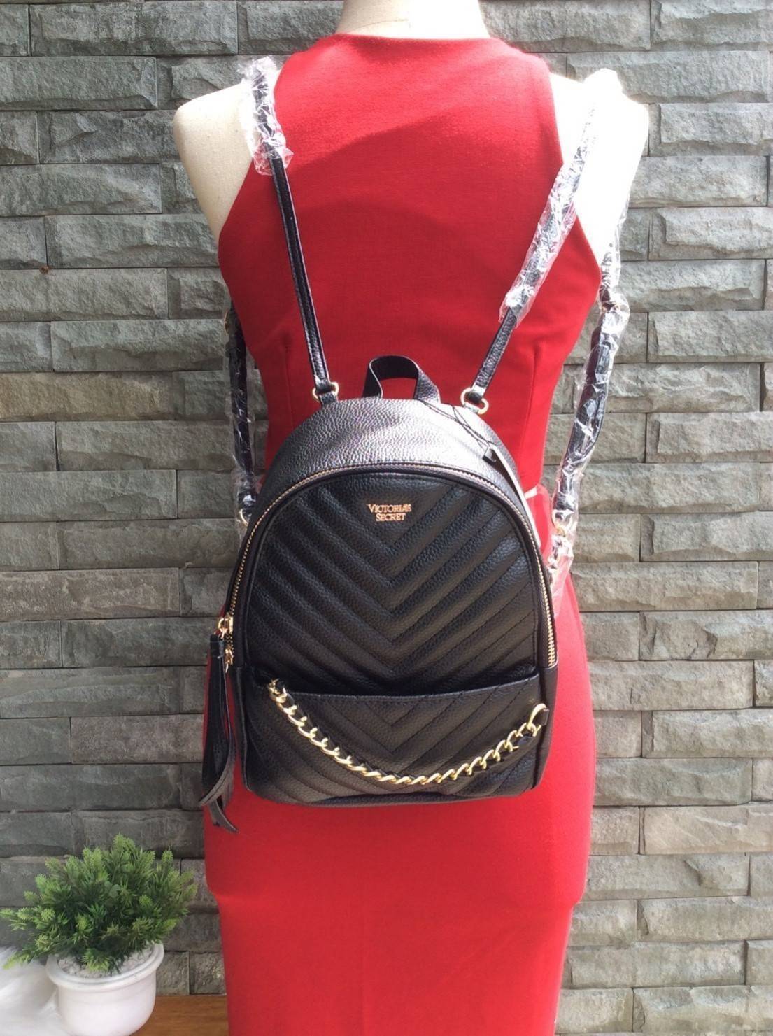 NEW ARRIVAL! VITORIA’S SECRET MINI BACKPACK กระเป๋าเป้ขนาดมินิรุ่นใหม่ล่าสุดวัสดุหนังแกะสังเคราะห์ เดินเส้นลายริ้วสวยดูมีดีเทลเปิดปิดด้วยซิปรอบสะดวกใช้ ด้านหน้ามี1ช่องซิปประดับโลโก้แบรนด์อะไหล่ทองดูหรู ภายในมีกว้างมีโลโก้และช่องซิป น้ำหนักเบา หูจับถนัดมือ