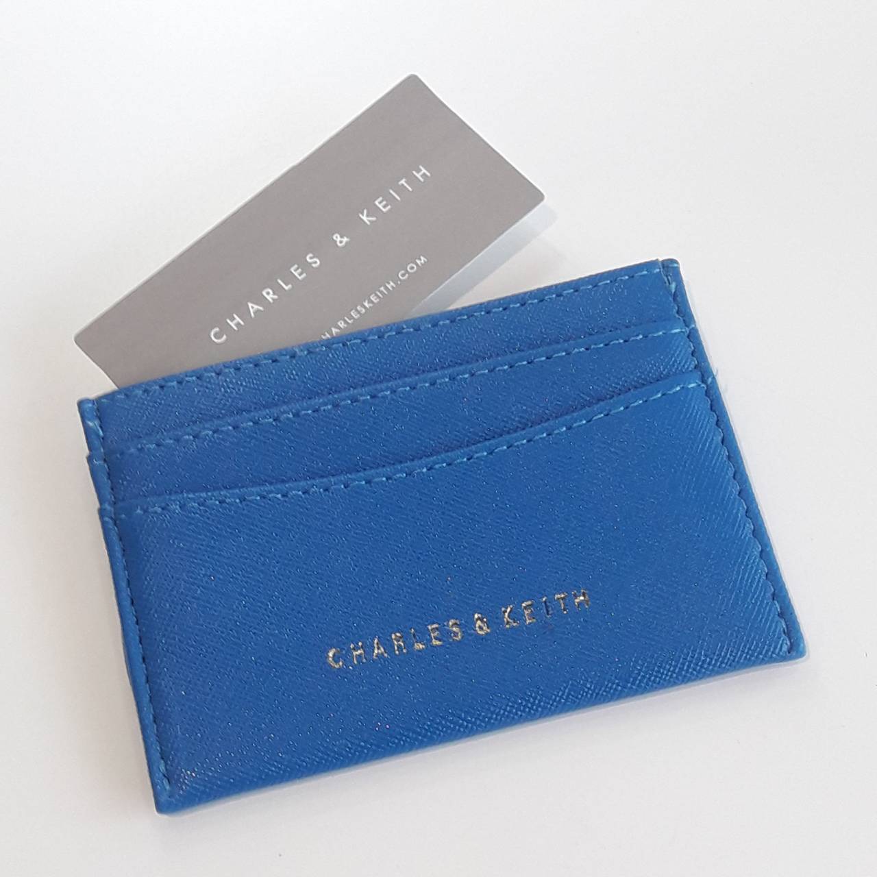 มาใหม่คะ! Charles&keith card holder ที่ใส่นามบัตรแบรนด์ดัง งานหนัง pu อย่างดี ปั้มชื่อแบรนด์สีทองด้านล่าง มีช่องใส่บัตรหน้าหลังและตรงกลางอีก1ช่อง พร้อมส่งที่ไทย ในราคาสบายกระเป๋าละค้า