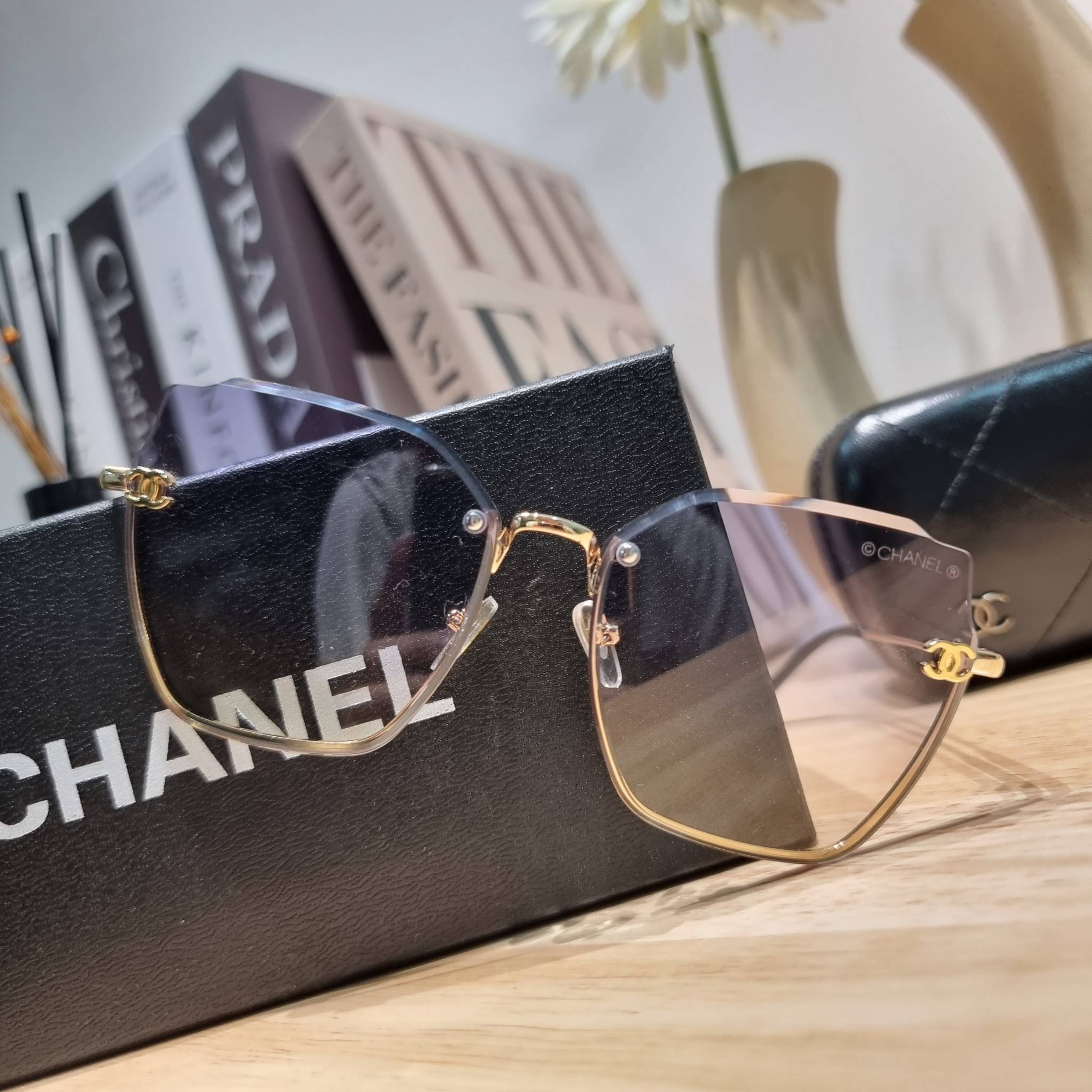 Chanel Sunglasses UV protection gift Box set สุดคุ้ม มาพร้อมอุปกรณ์ครบเซ็ท ดีไซน์ชิคมากแม่!! รับรองไม่ซ้ำใคร ใส่เสริมโหงวเฮ้ง ดูผู้ดี มีพกติดตัวไว้ไม่ตกเทรนด์ ใช้ได้ทุกโอกาส