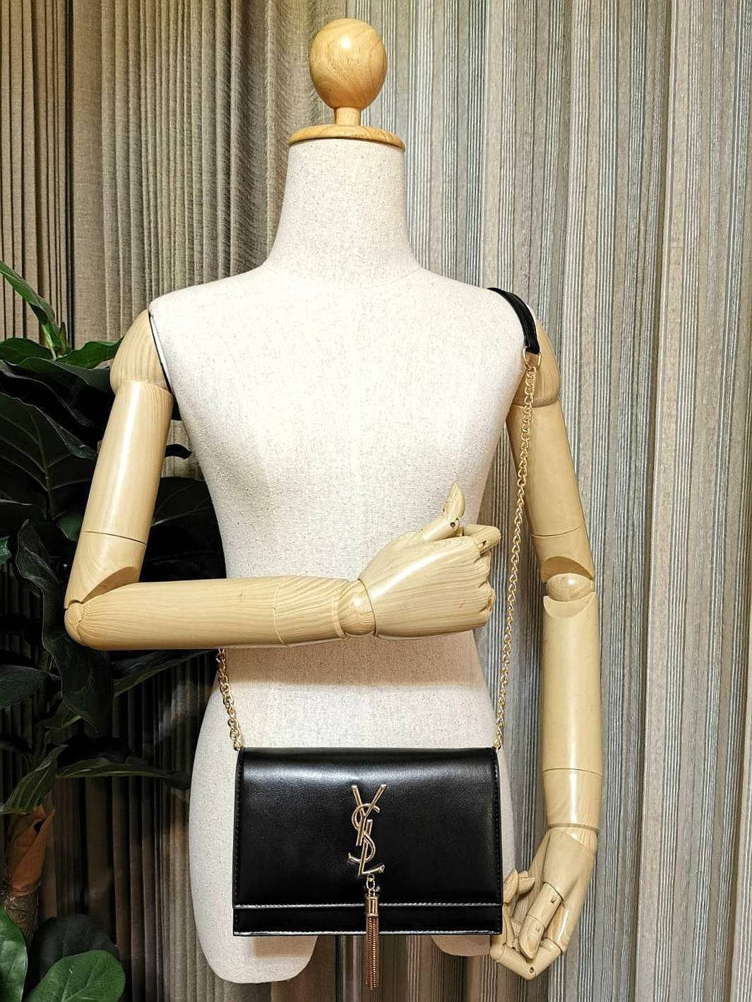 VIP YVES SAINT LAURENT YSL BAG / YSL Small Kate Bag กระเป๋าสะพายดีไซน์ทรงสี่เหลี่ยมหนังเรียบสวยอยู่ทรงเปิดปิดด้วยฝาปิดกระดุมด้านหน้าประดับโลโก้แบรนด์อะไหล่ทองพร้อมโซ่ห้อยฟรุ้งฟริ้ง ภายในโล่งสามารถใส่มือถือ กระเป๋าสตางค์ ของจุกจิกได้เยอะมีสายสะพายโซ่ต่อหนั