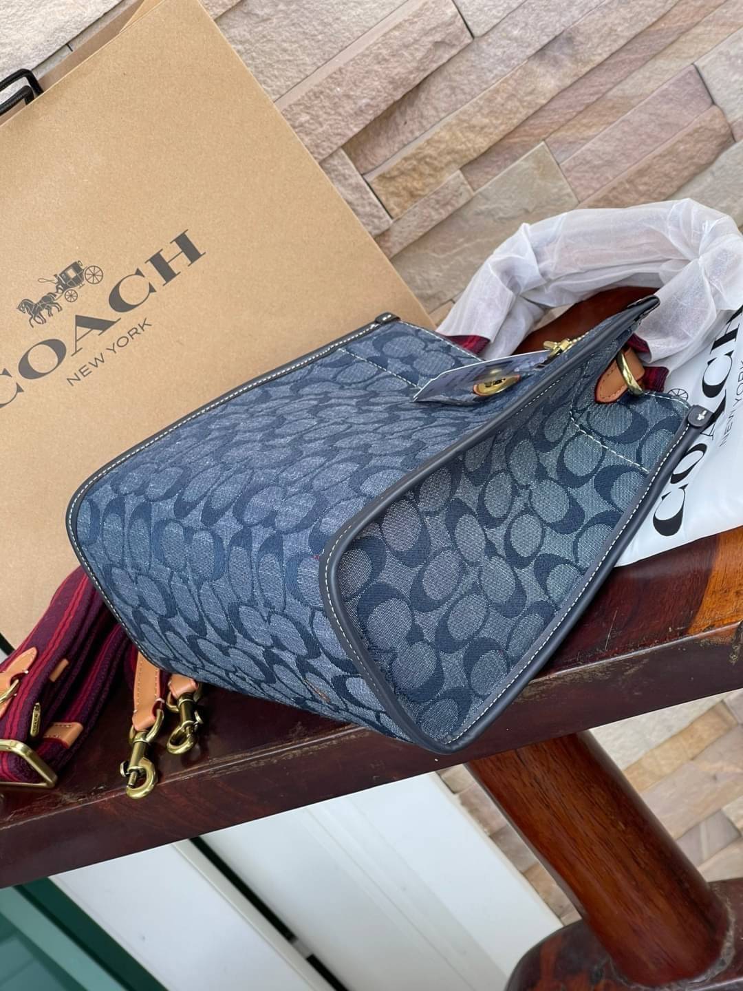 COACH Tote 22 In Signature Chambray หากคุณกำลังมองหากระเป๋าที่มีดีไซน์แปลกตา ไม่ค่อยเหมือนที่พบเห็นทั่วไป