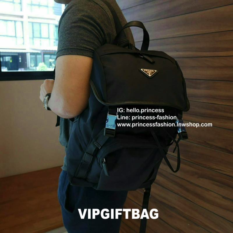 เอาใจหนุ่มๆ กับ NEW PRADA NYLON BACKPACK 2018 เป้รุ่นใหม่มาแรง วัสดุทำจากผ้า nylon อย่างดีกันน้ำ ตามสไตล์แบรนด์ ตัวหระเป๋าอะไหล่เงิน มีช่องซิปหลายช่อง ปากกระเป๋าเป็นหูรูดสวยเก๋ ด้านในแบ่งเป็น2ส่วน สามารถใส่Laptop ได้สบาย จุของได้เยอะ น้ำหนักเบาใช้งานจริงส