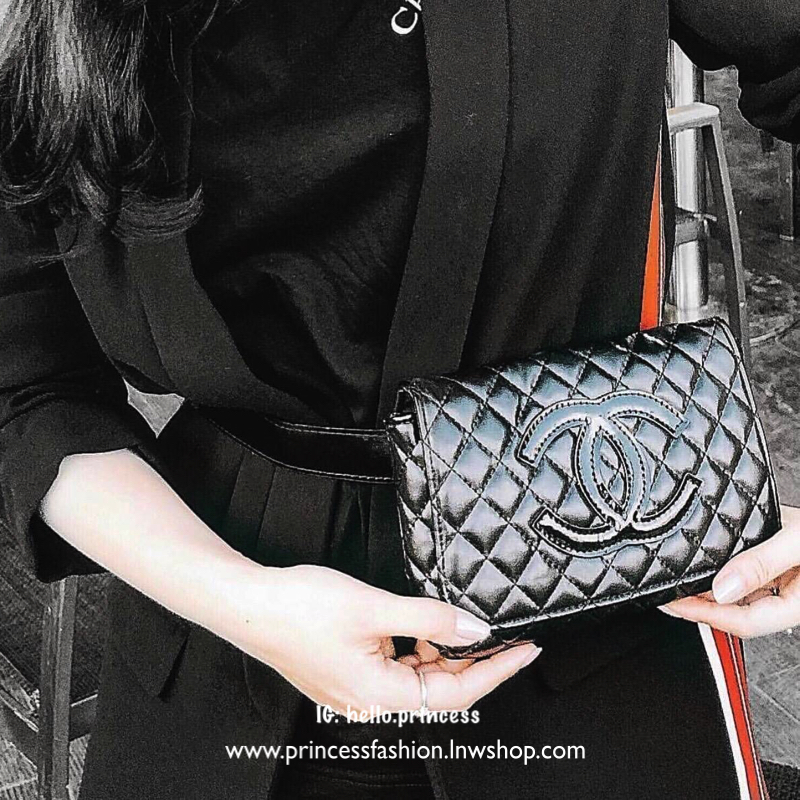 Chanel Waist Bag Gift With Purchase (GWP) กระเป๋าสะพายคาดเอวหรือคาดอก vip. gift ของแท้จาก Chanel Perfume Counter รุ่น Limited Edition วัสดุหนังนิ่มลายตาราง ทรงเหลี่ยมมีโลโก้ด้านหน้า เปิดปิดด้วยฝาปิด กระดุมแม่เหล็ก ภายในโล่ง ซับในลายเเบรนด์ ใส่มือถือได้ทุก
