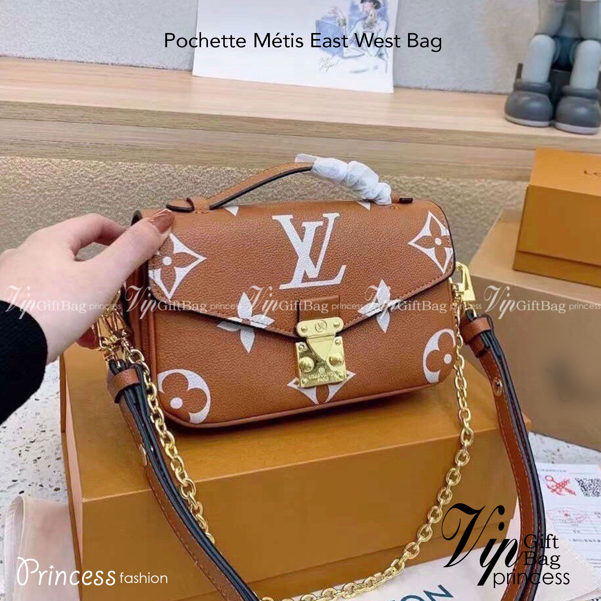 LV Pochette Metis East West Bag งานสวยเป๊ะ มาพร้อมสายโซ่สีทองสำหรับสะพายไหล่แบบสั้นและสายหนังยาวอย่างมีสไตล์ลาย Monogram ตัวล็อกแบบ S-lock ด้านในกว้างใส่iPhoneได้มี3 ช่อง ช่องกระเป๋ามีซิปด้านใน