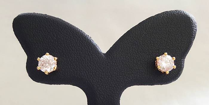 ต่างหูเพชรเม็ดเดี่ยวฝังหนามเตย6หนาม(ไม่ลอก ไม่ดำ ไม่แพ้ ไม่คัน)พร้อมกล่องกำมะหยี่ค่ะ